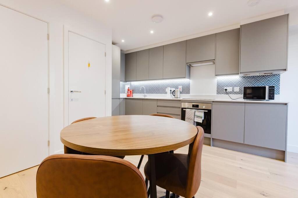 4-Level Luxury 2 Bedroom House Sleeps 6, Rooftop, Harry P & Free Parking Watford  Zewnętrze zdjęcie