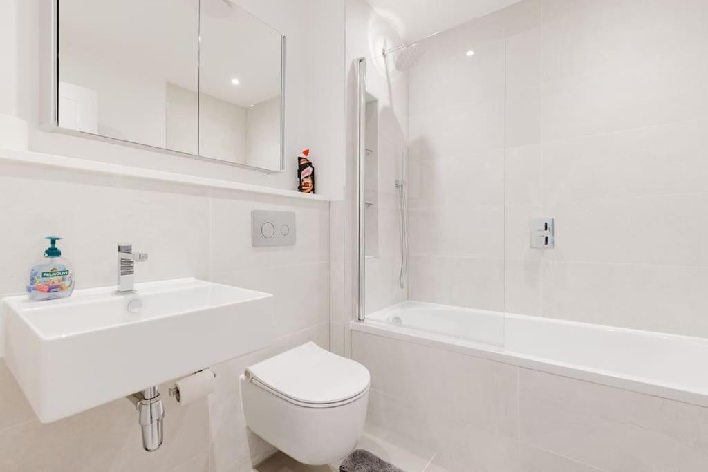 4-Level Luxury 2 Bedroom House Sleeps 6, Rooftop, Harry P & Free Parking Watford  Zewnętrze zdjęcie