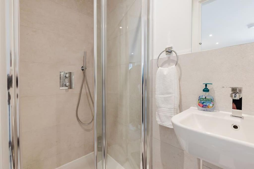 4-Level Luxury 2 Bedroom House Sleeps 6, Rooftop, Harry P & Free Parking Watford  Zewnętrze zdjęcie
