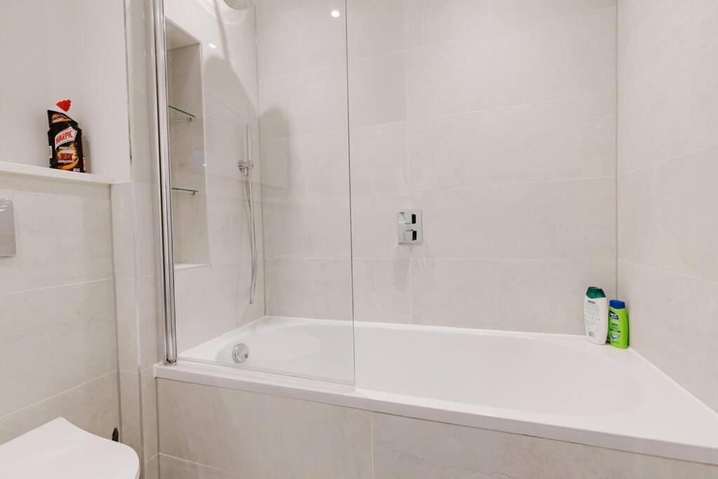 4-Level Luxury 2 Bedroom House Sleeps 6, Rooftop, Harry P & Free Parking Watford  Zewnętrze zdjęcie