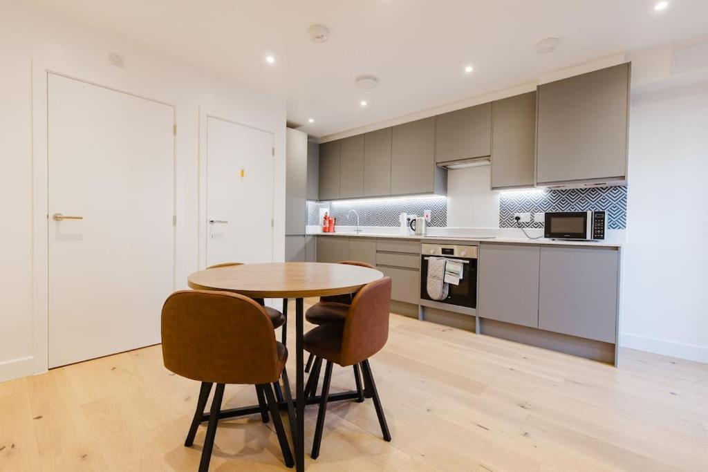 4-Level Luxury 2 Bedroom House Sleeps 6, Rooftop, Harry P & Free Parking Watford  Zewnętrze zdjęcie